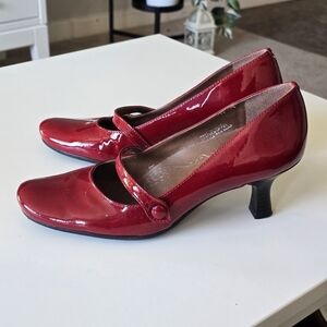 Vintage Hush puppies, Mary Jane leather high heels shoes color red size 6.5